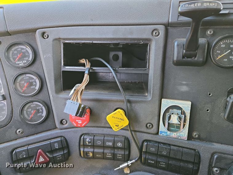 image for item EN8998 2015 Freightliner Cascadia semi truck