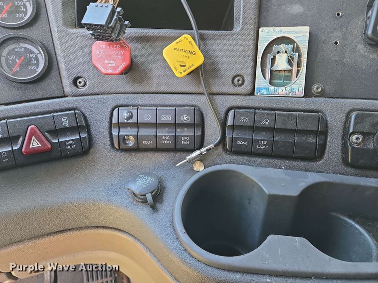 image for item EN8998 2015 Freightliner Cascadia semi truck