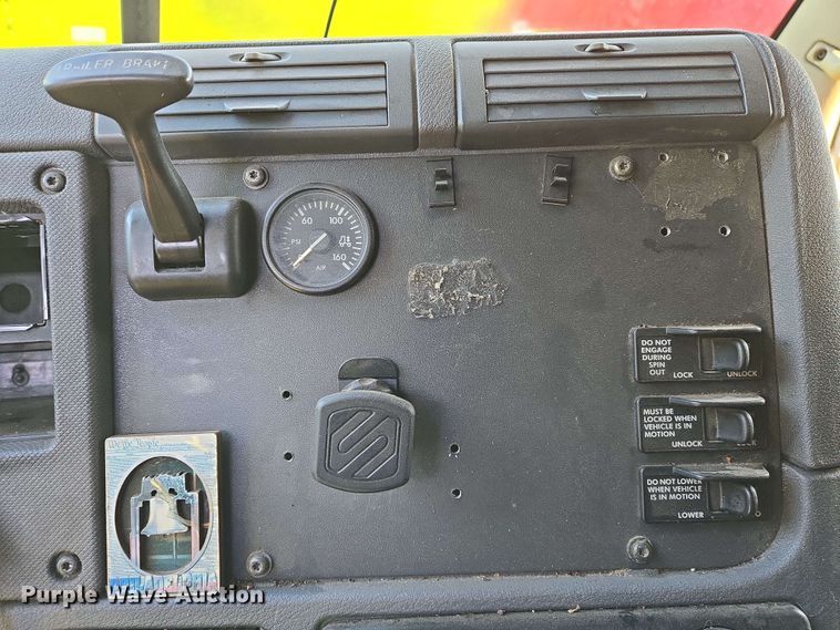 image for item EN8998 2015 Freightliner Cascadia semi truck