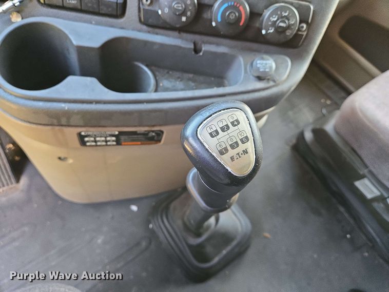 image for item EN8998 2015 Freightliner Cascadia semi truck