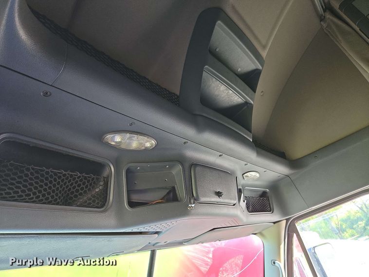 image for item EN8998 2015 Freightliner Cascadia semi truck