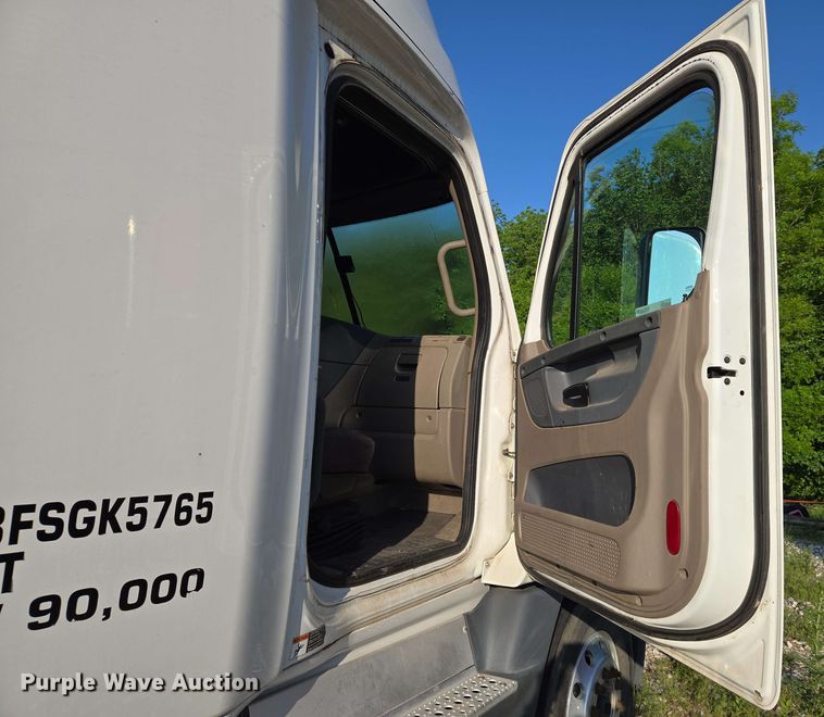 image for item EN8998 2015 Freightliner Cascadia semi truck