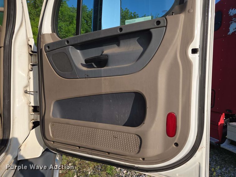 image for item EN8998 2015 Freightliner Cascadia semi truck