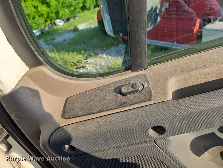 image for item EN8998 2015 Freightliner Cascadia semi truck