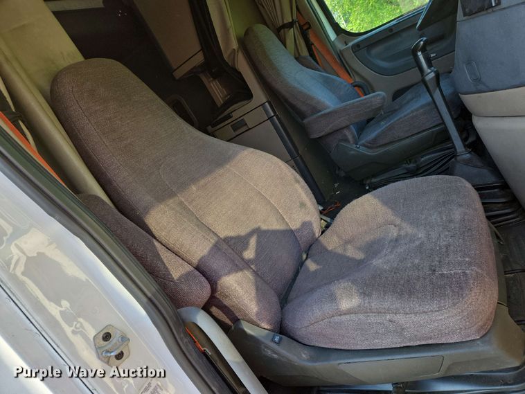 image for item EN8998 2015 Freightliner Cascadia semi truck