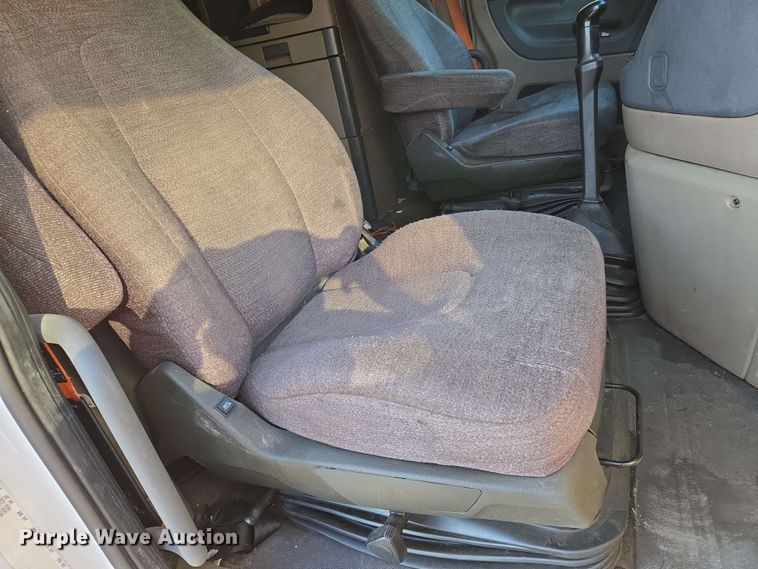 image for item EN8998 2015 Freightliner Cascadia semi truck