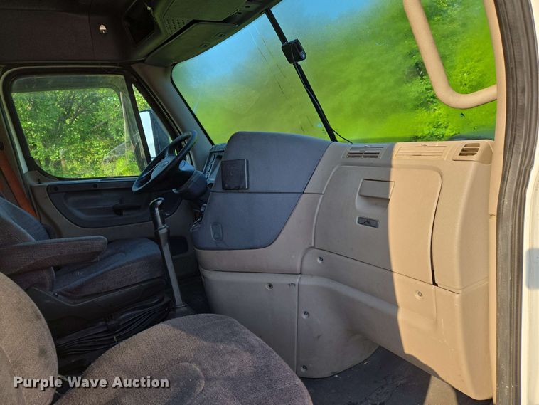 image for item EN8998 2015 Freightliner Cascadia semi truck