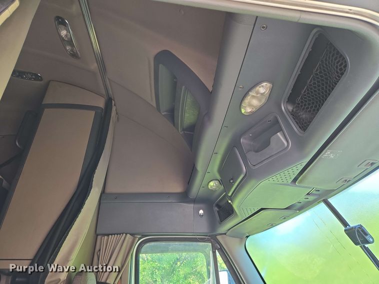 image for item EN8998 2015 Freightliner Cascadia semi truck