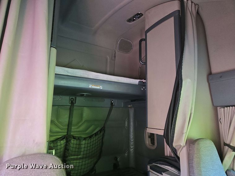 image for item EN8998 2015 Freightliner Cascadia semi truck