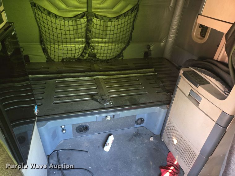 image for item EN8998 2015 Freightliner Cascadia semi truck