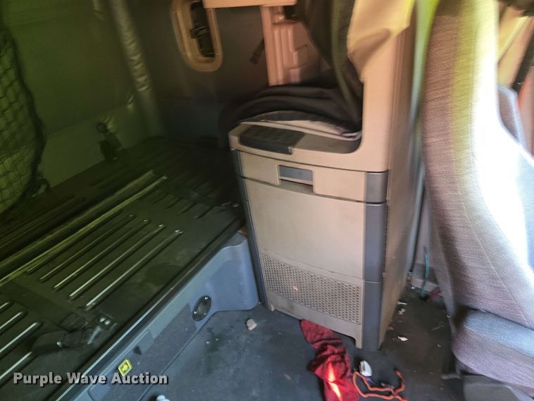 image for item EN8998 2015 Freightliner Cascadia semi truck