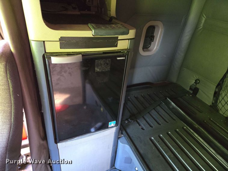 image for item EN8998 2015 Freightliner Cascadia semi truck