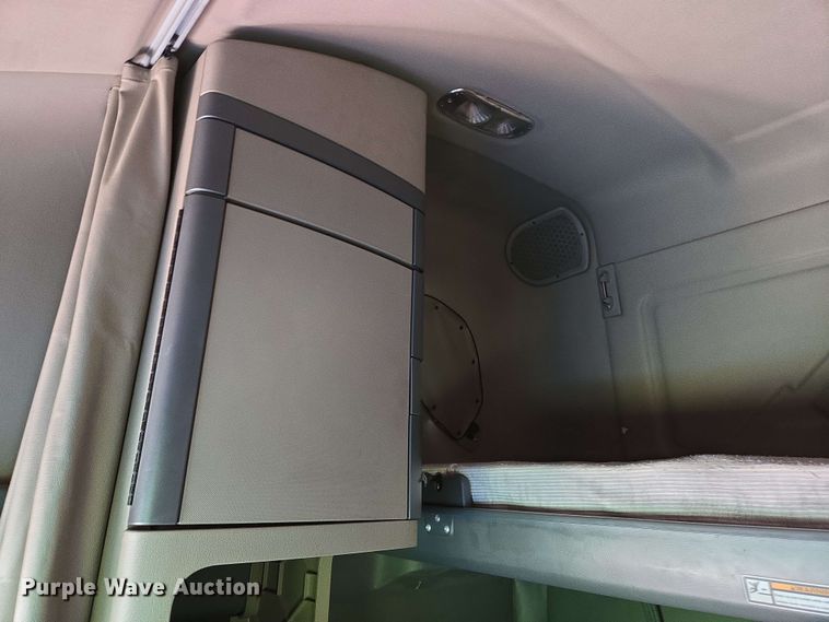 image for item EN8998 2015 Freightliner Cascadia semi truck