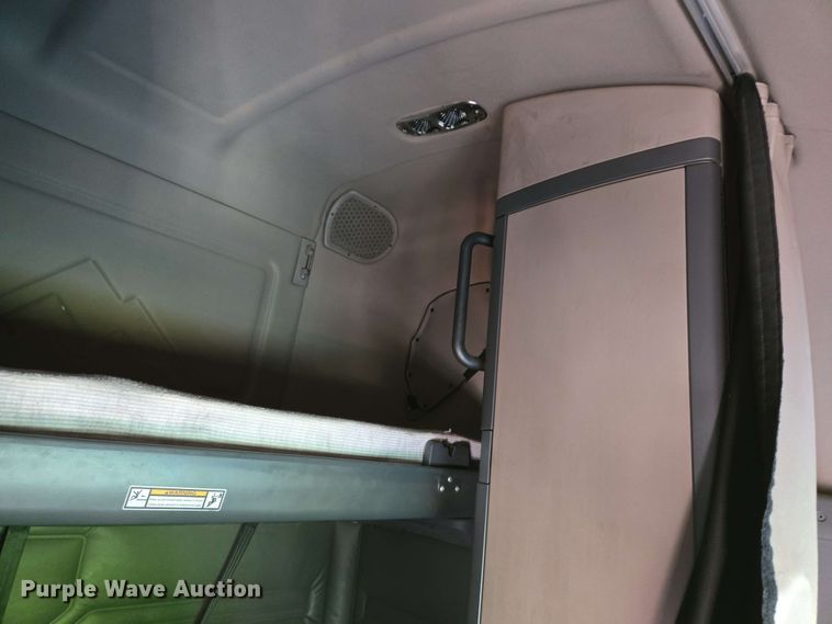 image for item EN8998 2015 Freightliner Cascadia semi truck