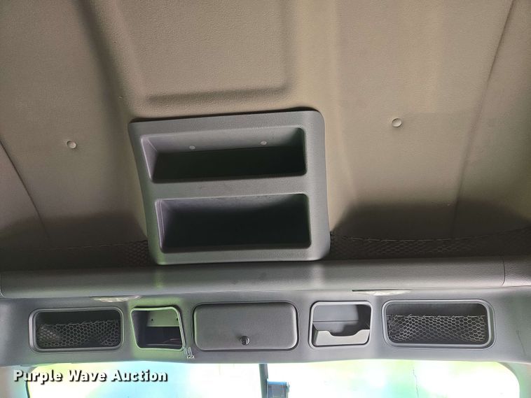 image for item EN8998 2015 Freightliner Cascadia semi truck