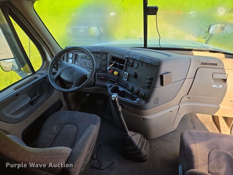 image for item EN8998 2015 Freightliner Cascadia semi truck