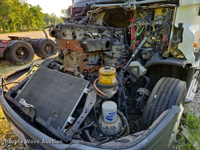 image for item EN8998 2015 Freightliner Cascadia semi truck