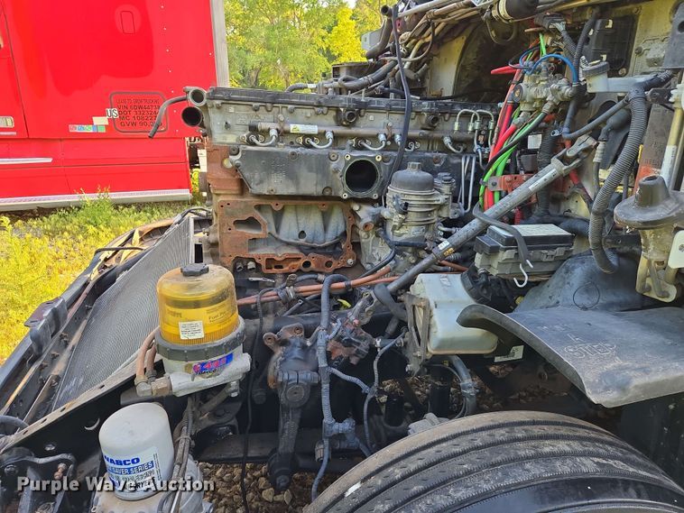 image for item EN8998 2015 Freightliner Cascadia semi truck