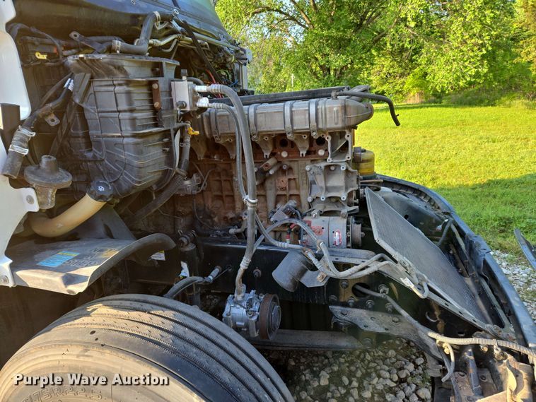 image for item EN8998 2015 Freightliner Cascadia semi truck