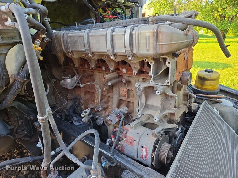 image for item EN8998 2015 Freightliner Cascadia semi truck