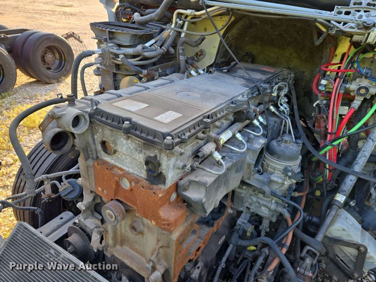 image for item EN8998 2015 Freightliner Cascadia semi truck