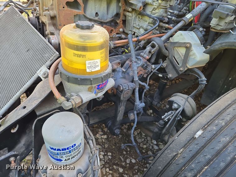 image for item EN8998 2015 Freightliner Cascadia semi truck