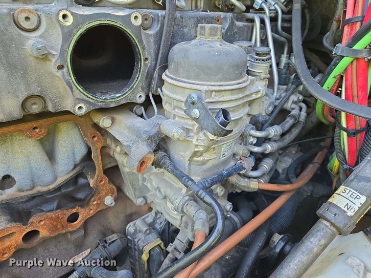 image for item EN8998 2015 Freightliner Cascadia semi truck