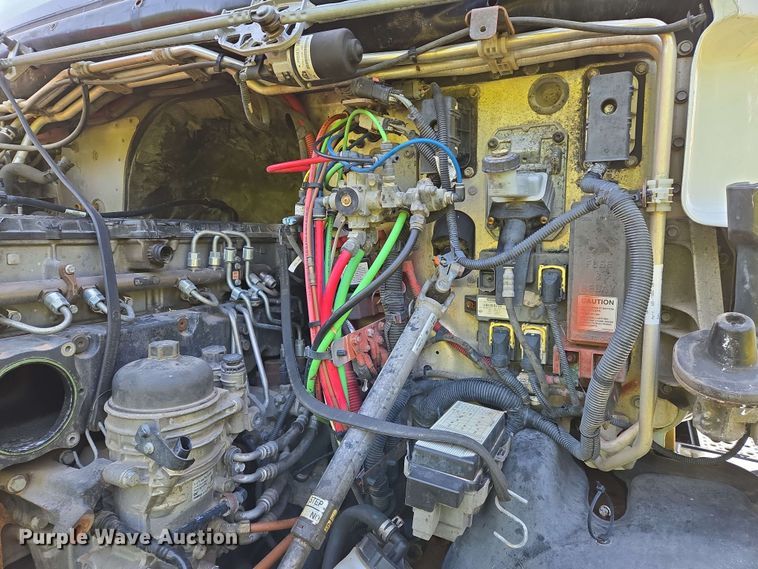 image for item EN8998 2015 Freightliner Cascadia semi truck