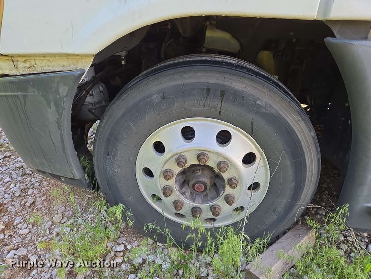 image for item EN8998 2015 Freightliner Cascadia semi truck