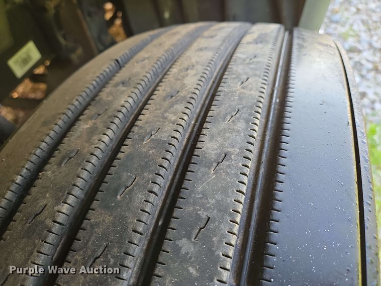 image for item EN8998 2015 Freightliner Cascadia semi truck