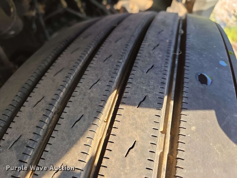 image for item EN8998 2015 Freightliner Cascadia semi truck