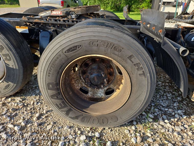 image for item EN8998 2015 Freightliner Cascadia semi truck