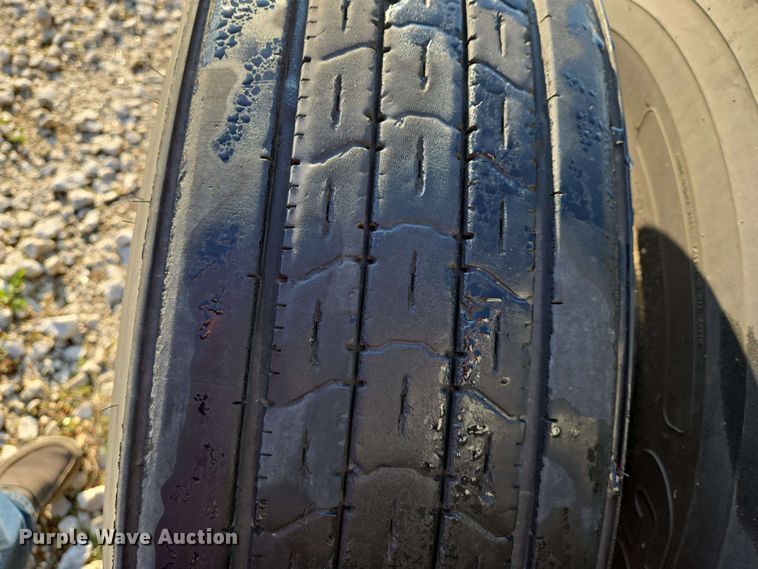 image for item EN8998 2015 Freightliner Cascadia semi truck