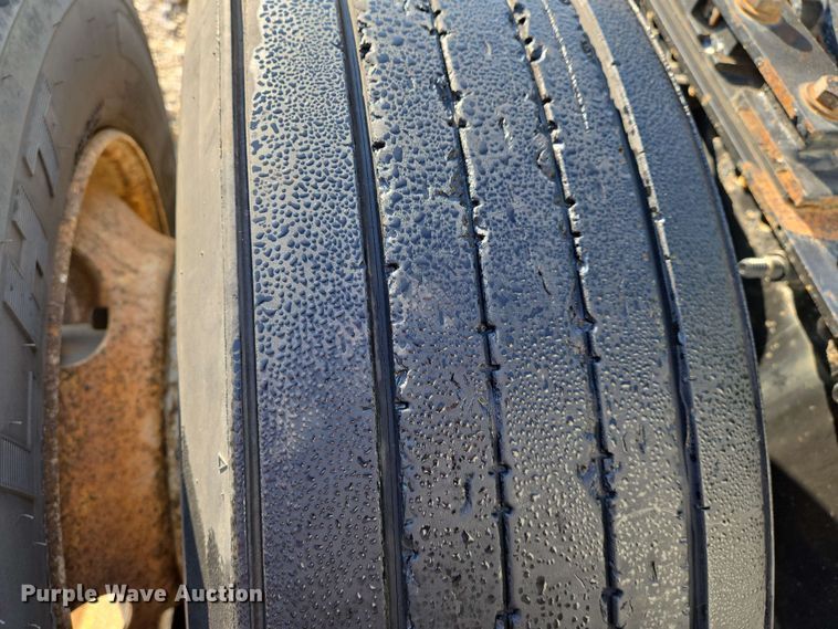 image for item EN8998 2015 Freightliner Cascadia semi truck