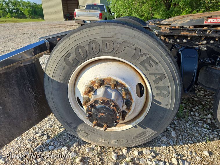 image for item EN8998 2015 Freightliner Cascadia semi truck