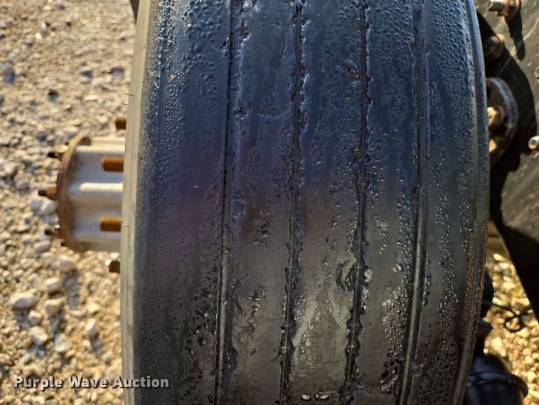 image for item EN8998 2015 Freightliner Cascadia semi truck