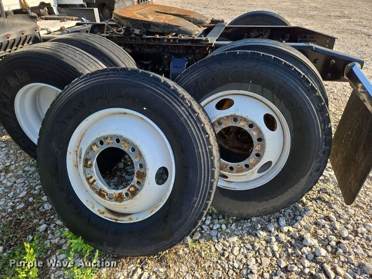 image for item EN8998 2015 Freightliner Cascadia semi truck