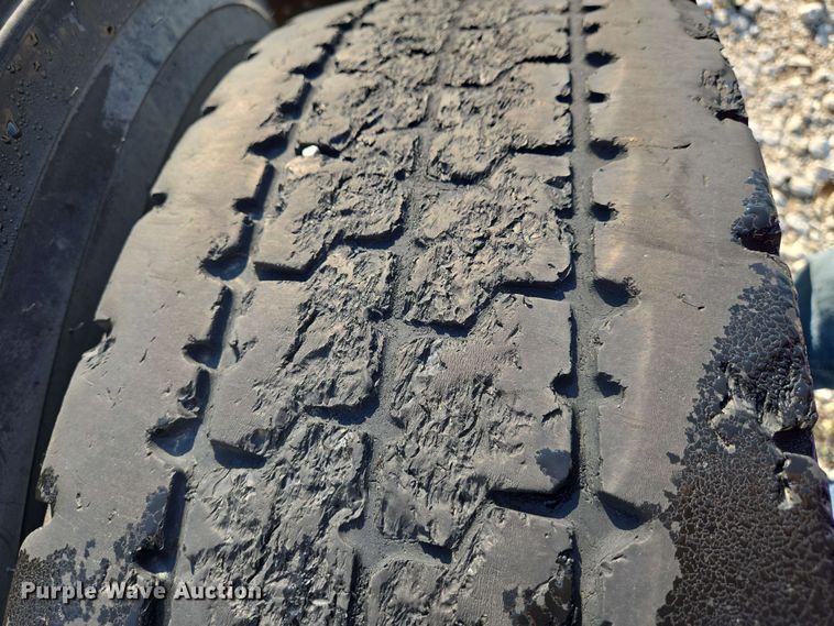 image for item EN8998 2015 Freightliner Cascadia semi truck