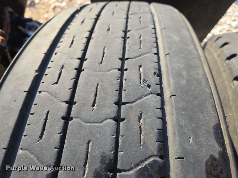 image for item EN8998 2015 Freightliner Cascadia semi truck