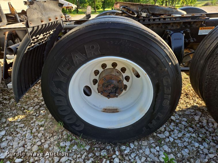 image for item EN8998 2015 Freightliner Cascadia semi truck