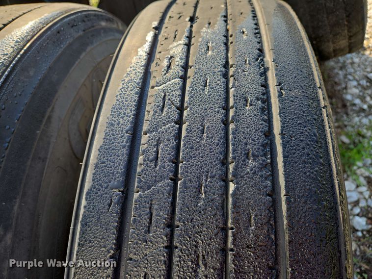 image for item EN8998 2015 Freightliner Cascadia semi truck