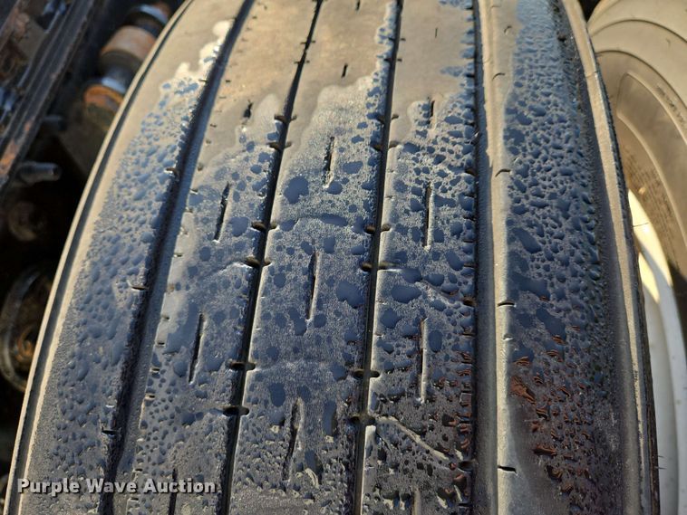 image for item EN8998 2015 Freightliner Cascadia semi truck