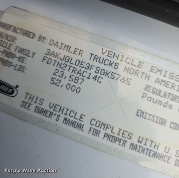 image for item EN8998 2015 Freightliner Cascadia semi truck