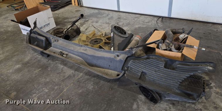 image for item EN8998 2015 Freightliner Cascadia semi truck