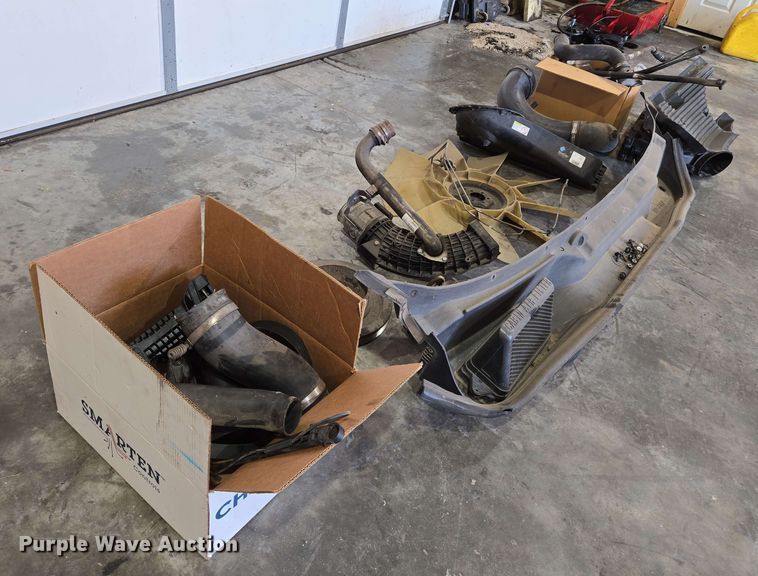 image for item EN8998 2015 Freightliner Cascadia semi truck