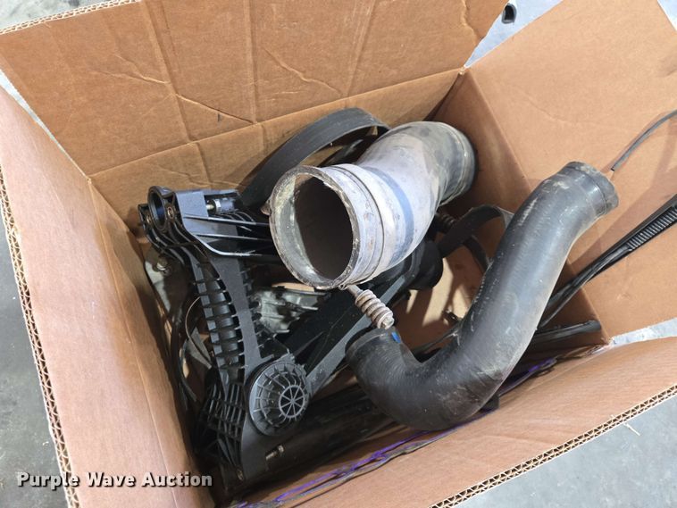 image for item EN8998 2015 Freightliner Cascadia semi truck