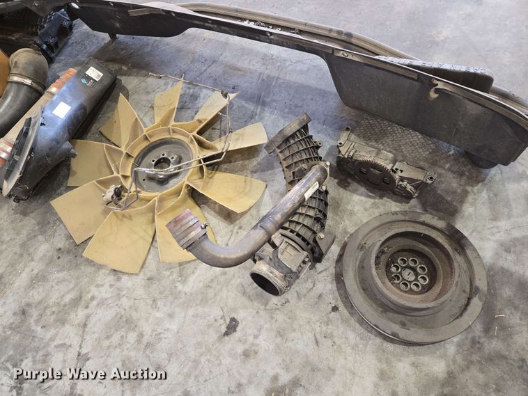 image for item EN8998 2015 Freightliner Cascadia semi truck