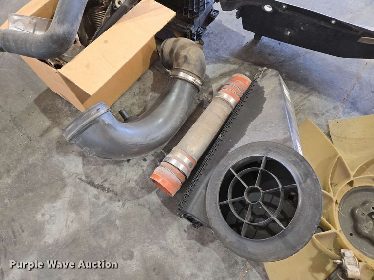 image for item EN8998 2015 Freightliner Cascadia semi truck