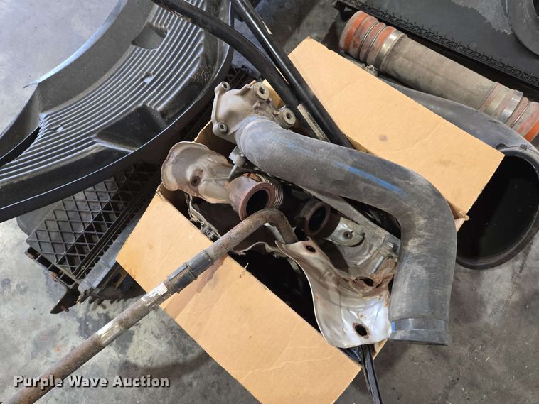 image for item EN8998 2015 Freightliner Cascadia semi truck