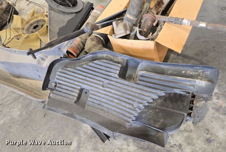 image for item EN8998 2015 Freightliner Cascadia semi truck